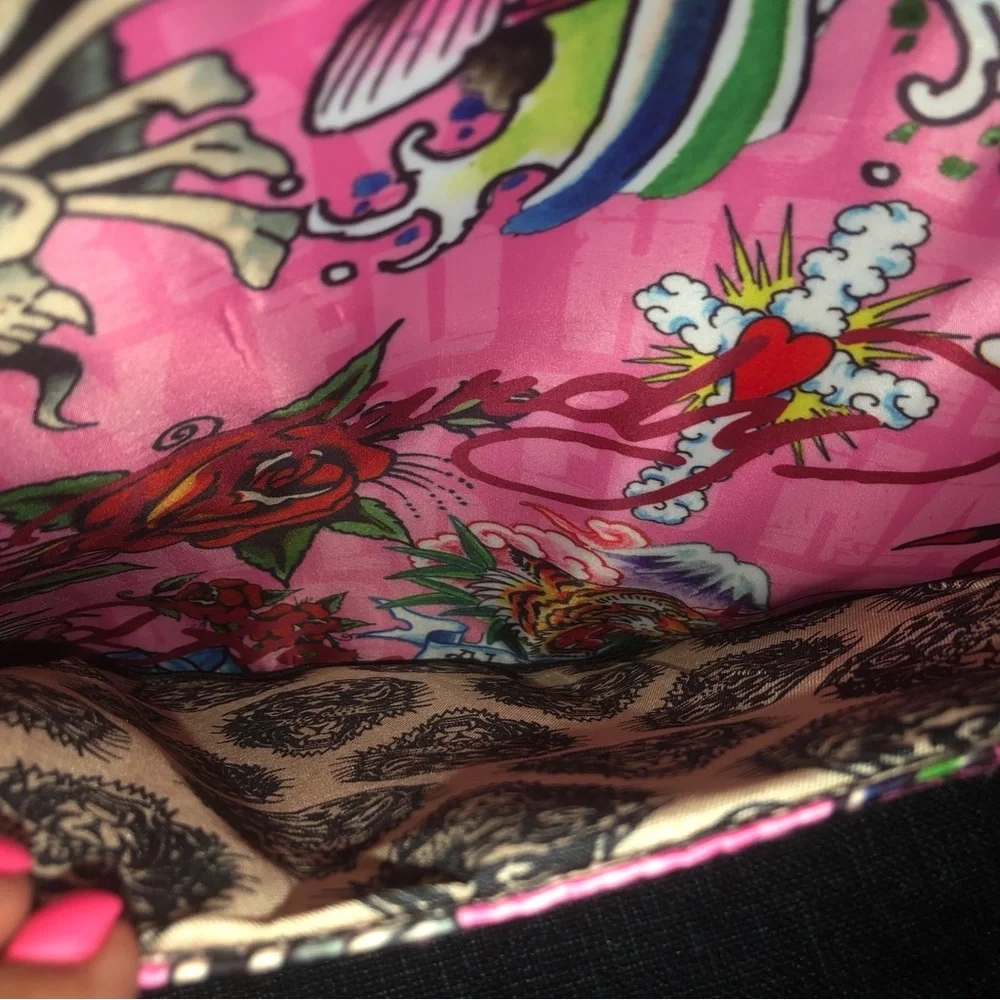 ‼️ ED HARDY  Pink Tattoo-Print Duffle Bag with Heart & Skull Patch - Picture 8 of 9